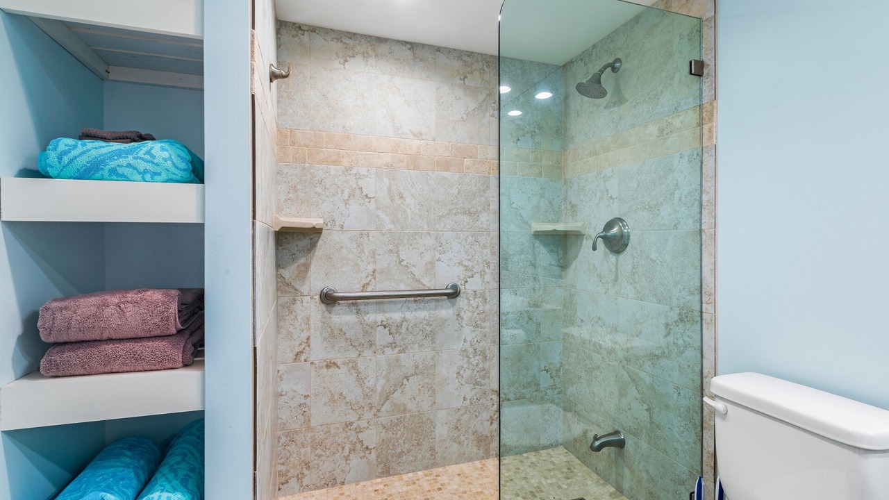 Photo of Bathroom in Historic Lahaina Front Street